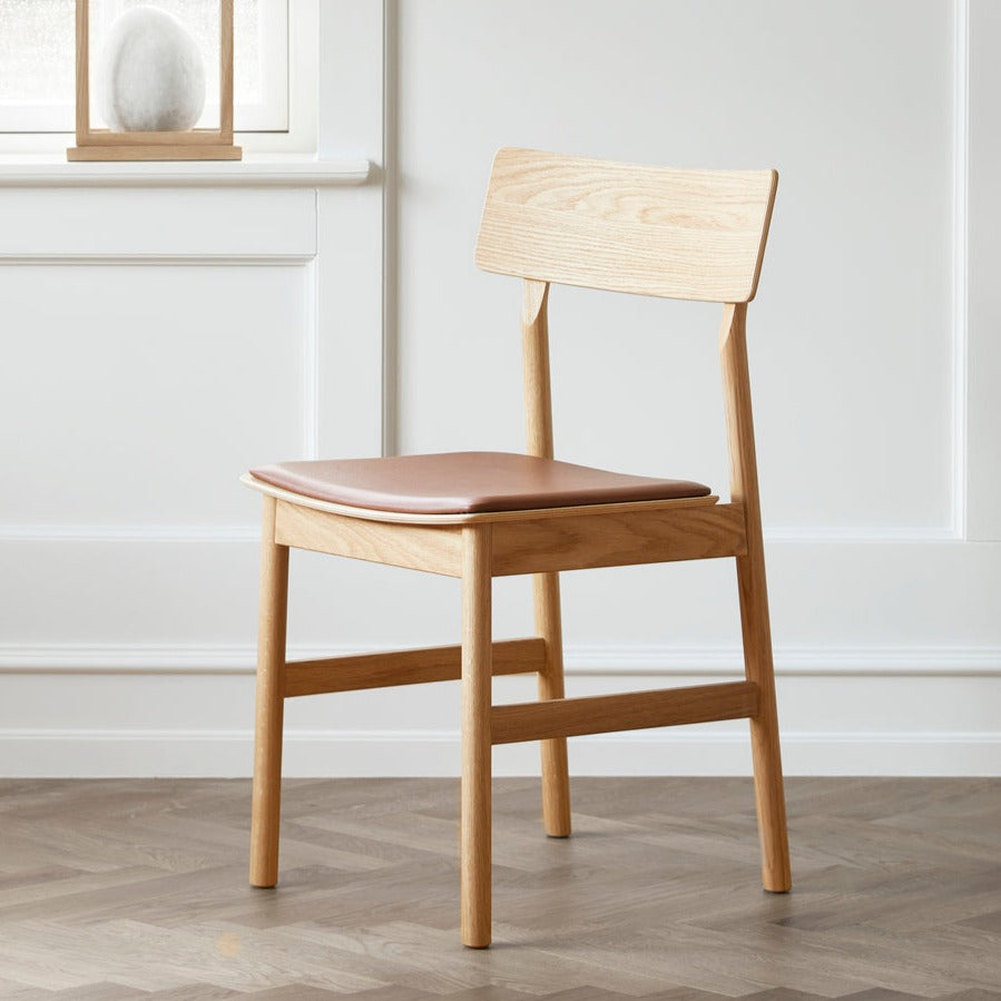 pause dining chair 2.0 - oiled oak w/leather by woud at adorn.house